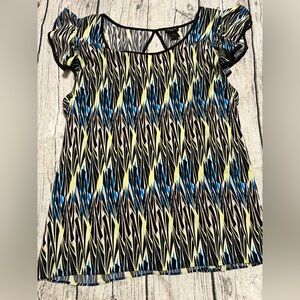 Ann Taylor blouse. Short sleeve size XL. Like new condition! Gorgeous back